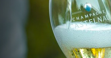 Champagne lifestyle. Champagne e vini spumanti bicchieri. Champagne torre  di flauto bicchieri. Serve champagne o vino a bere il ricevimento.  Celebrare la vacanza con la bevanda alcolica Foto stock - Alamy